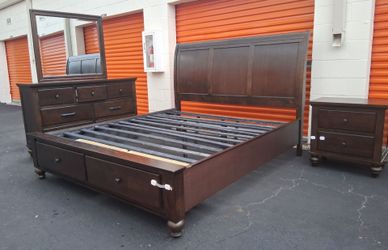 King Sz Bedroom Set good condition