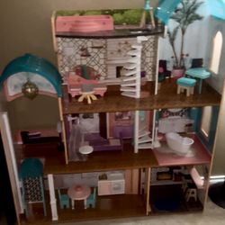 Doll House, Barbie’s And accessories 