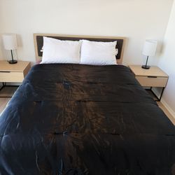 Queen Bedroom Set – Bed Frame, Organic Mattress, 2 Nightstands + Lamps (Like New)