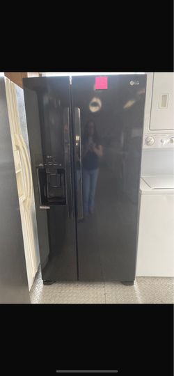 LG 33” Side by Side Refrigerator (like new)
