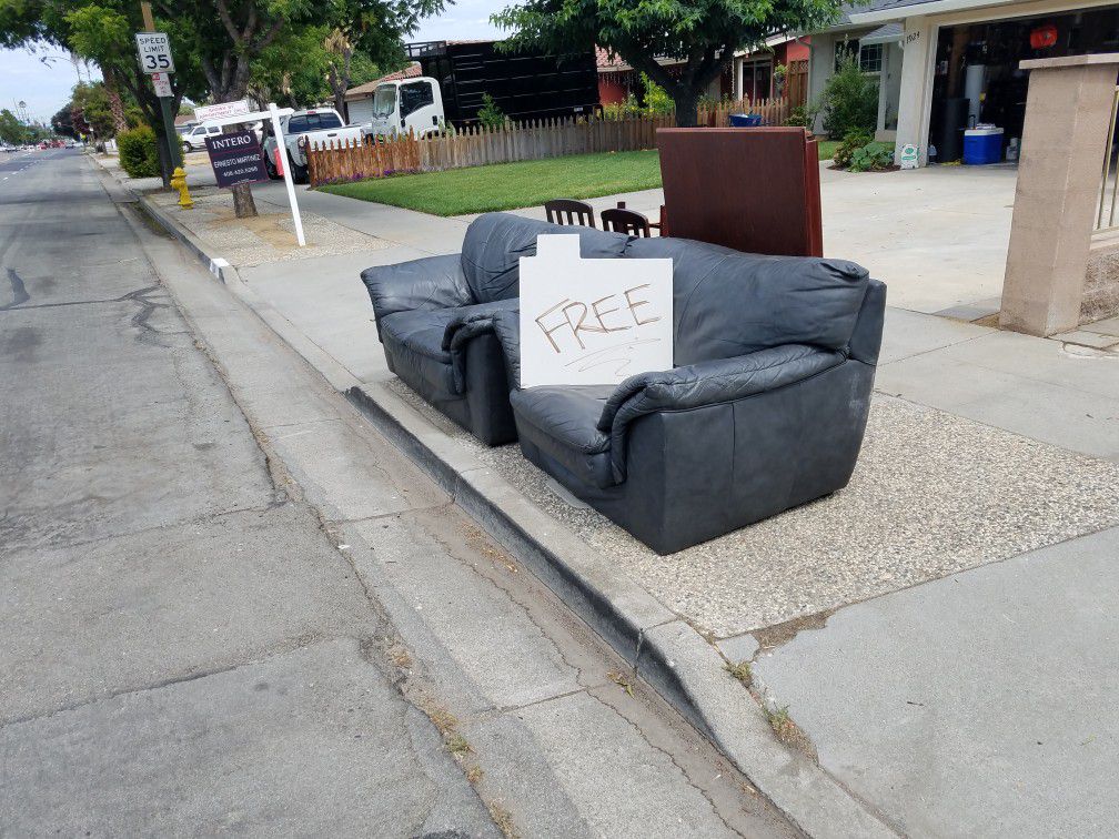 Free living room set couches leather with kitchen table & 4 chairs. Muebles Gratis de piel con mesa y 4 sillas 1924 McLaughlin San Jose Ca 95122