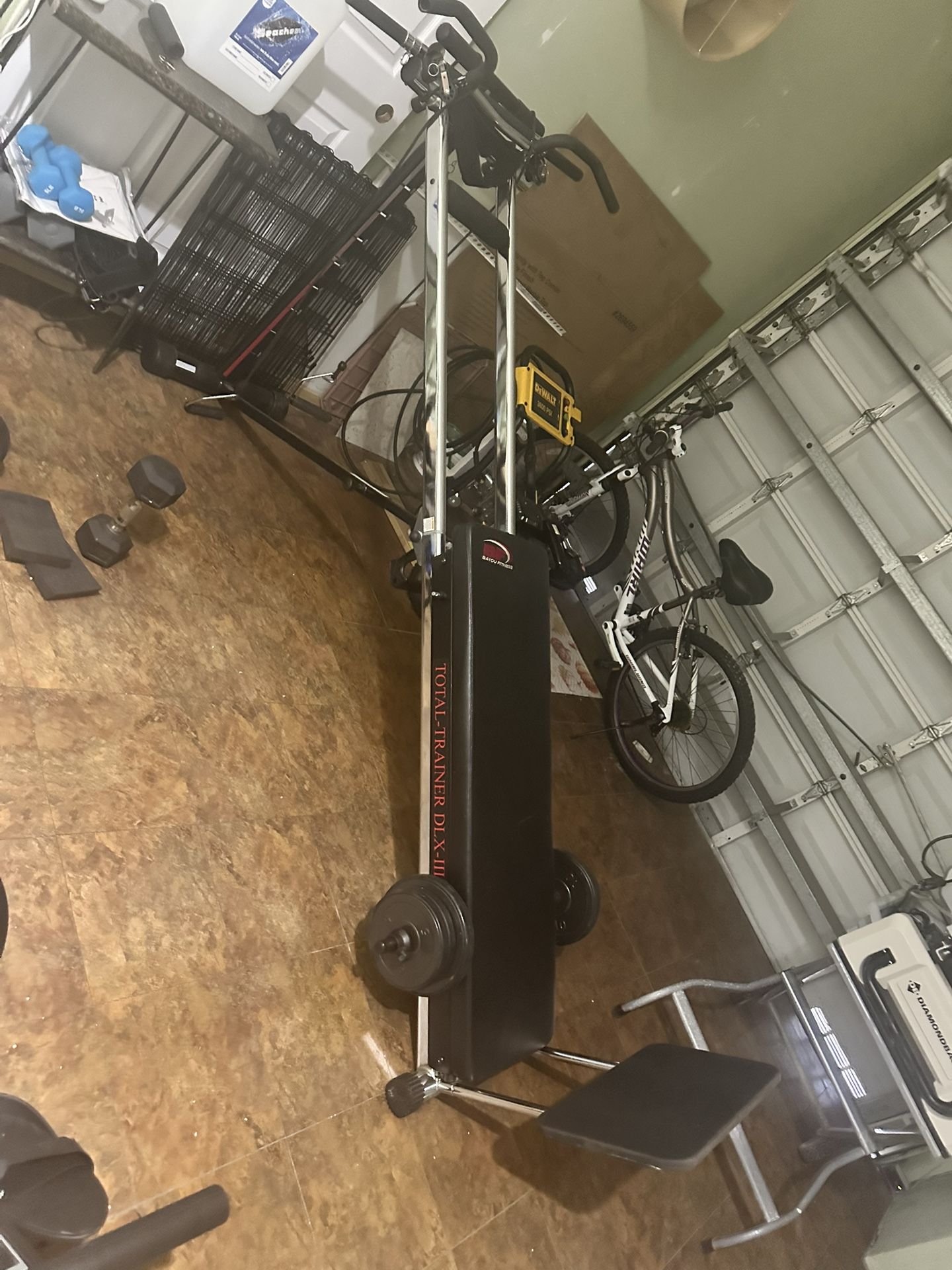 Exercise Equipment/ Máquinas De Ejercicios 