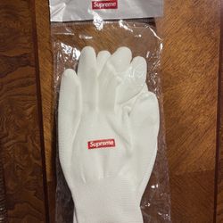 Brand New Supreme Glove 100% authentic 