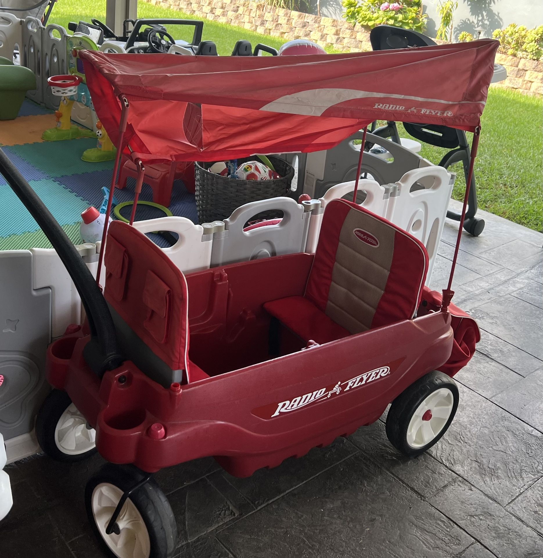Radio Flyer With Canopy And Storage Bag