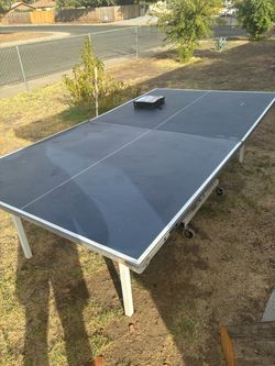Ping pong table with 3 new paddles
