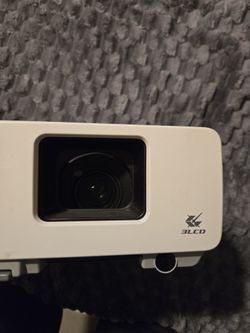 Epson PowerLite 83c Projector – Works / Clean – Great for Movies or Presentations
