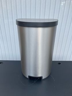 Kohler 45L Semi-Round Step Trash Can, Stainless Steel. Somewhat used. Pedal works but end broke off.