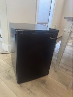 Magic chef 2.6 cu.ft mini fridge