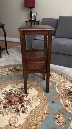 Excellent condition small accent nightstand