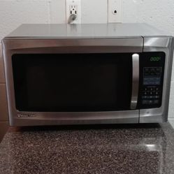 Large Magic Chef Microwave Works Great Rainbow / Charleston Cash Only Pick Up Between 1:00 And 5:30 Read Description