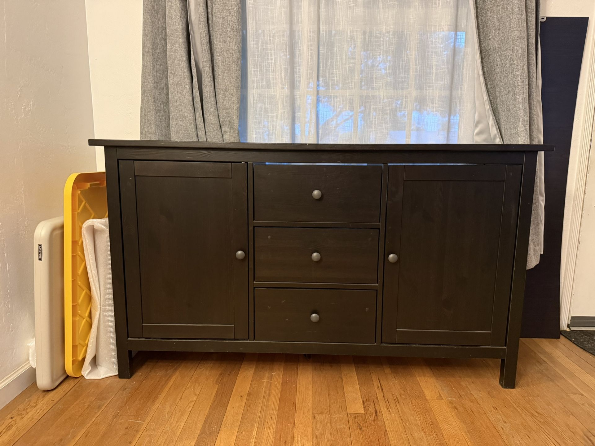 Sideboard/buffet/cabinet