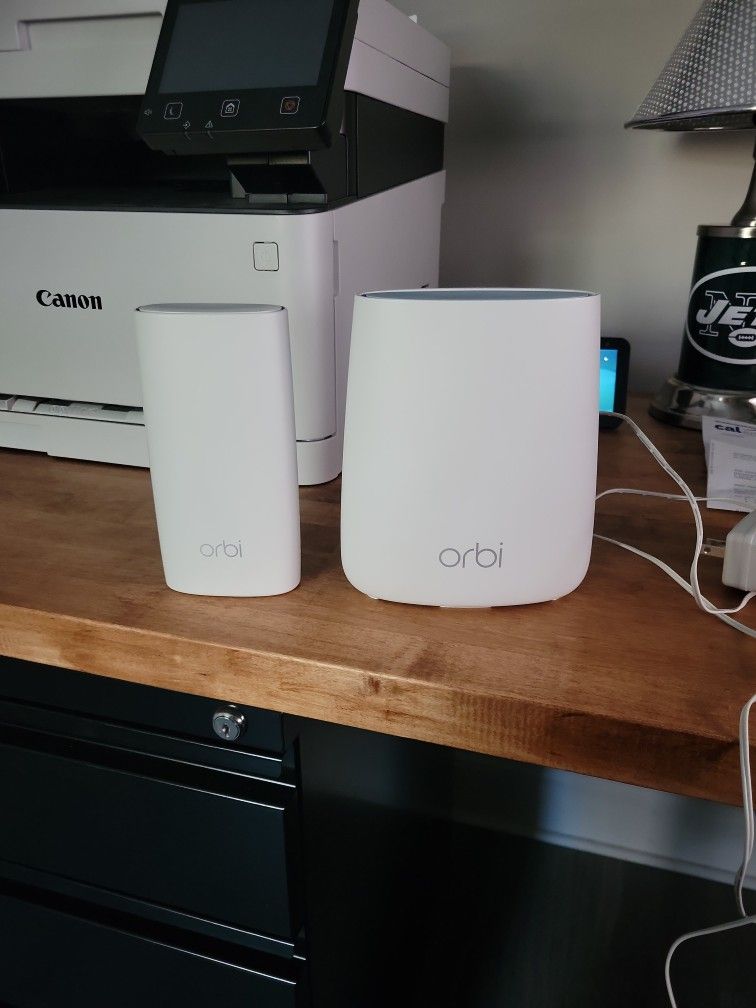 Netgear Orbi Router RBR20 and EXTENDER Wall Plug RBW30
