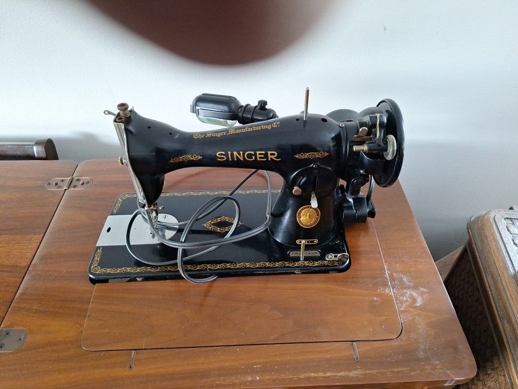 Singer Sewing Machine 