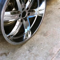 24" chevy rims chrome whit plasti dip on them , they're in good condition I remove the the plastidip in two of them
