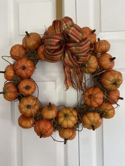 Pumpkin wreath for your door decorations on thanksgiving