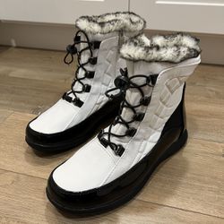 Women’s Size 9 Short Snow Boots New 