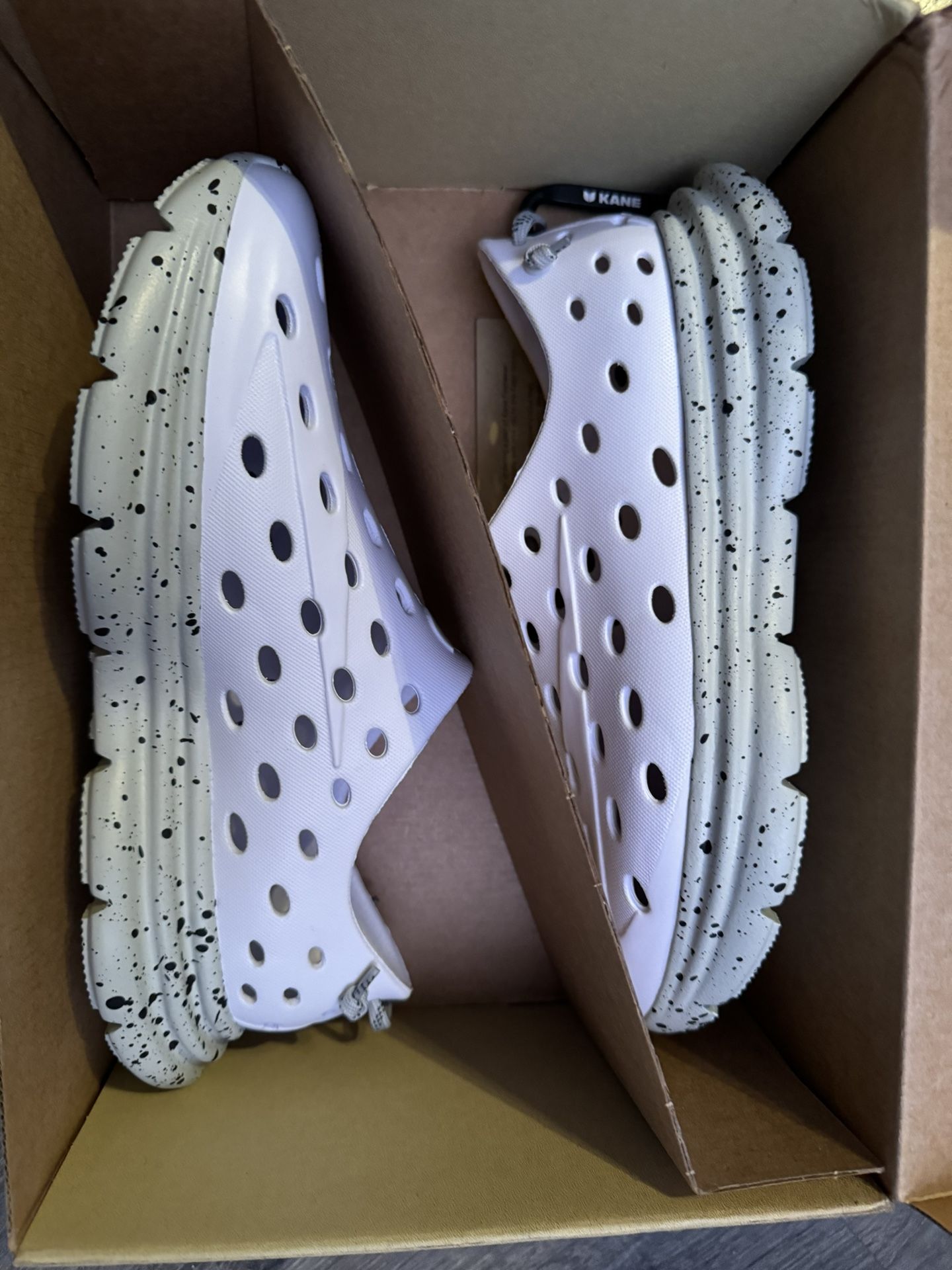 New - Kane Shoes Revive - White / Gray Speckle M7 / W9