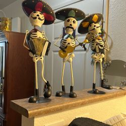 3  Calaveras Mariachis. $30 Por Los 3.