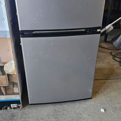 Mainstay compact refrigerator 3.2cu.ft