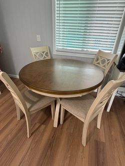 Round dining set
