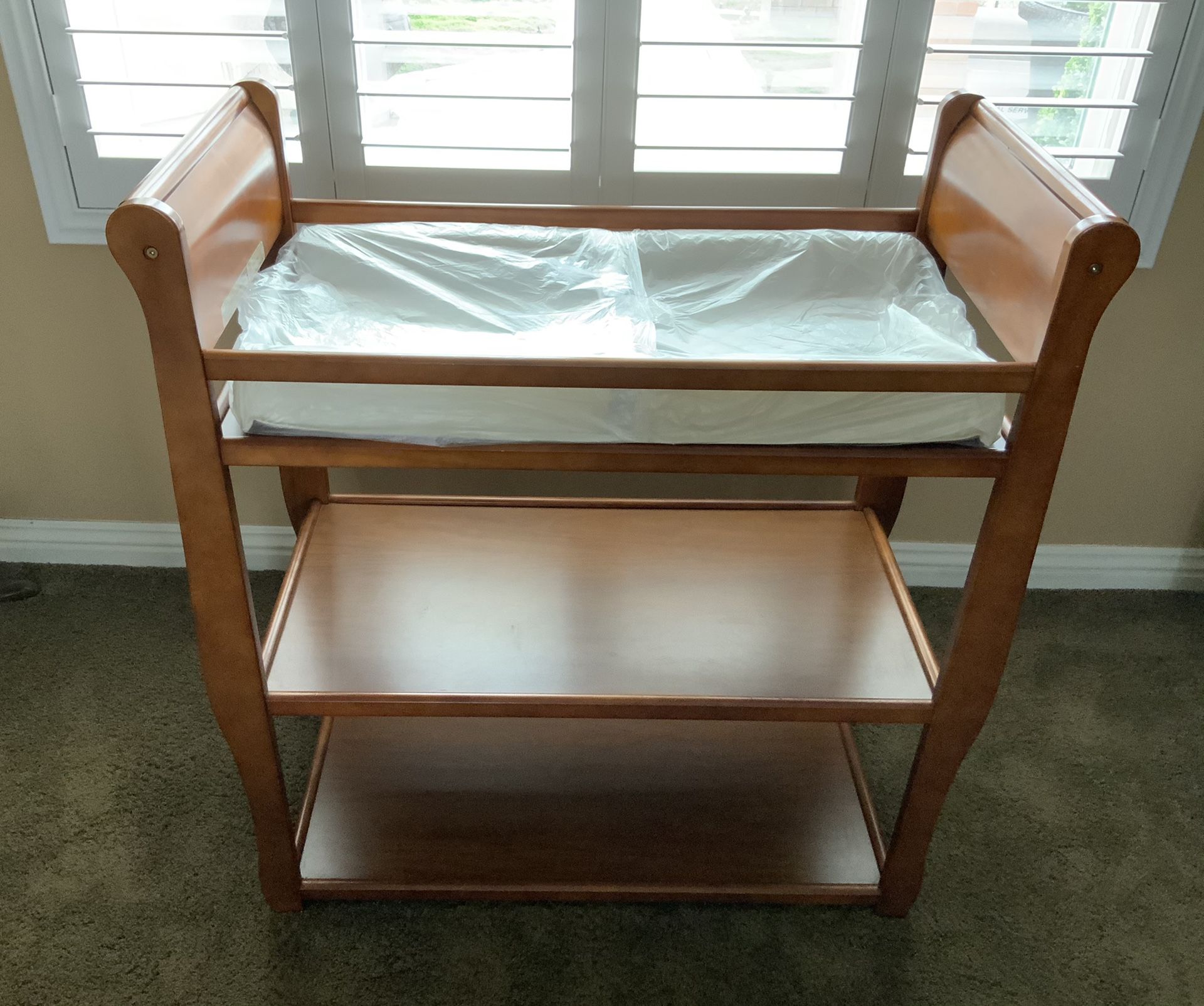 Baby’s Changing Table Solid Wood Dressing Table & Free 6-Piece Sheets & Blankets With Purchase Only. Lot(8)