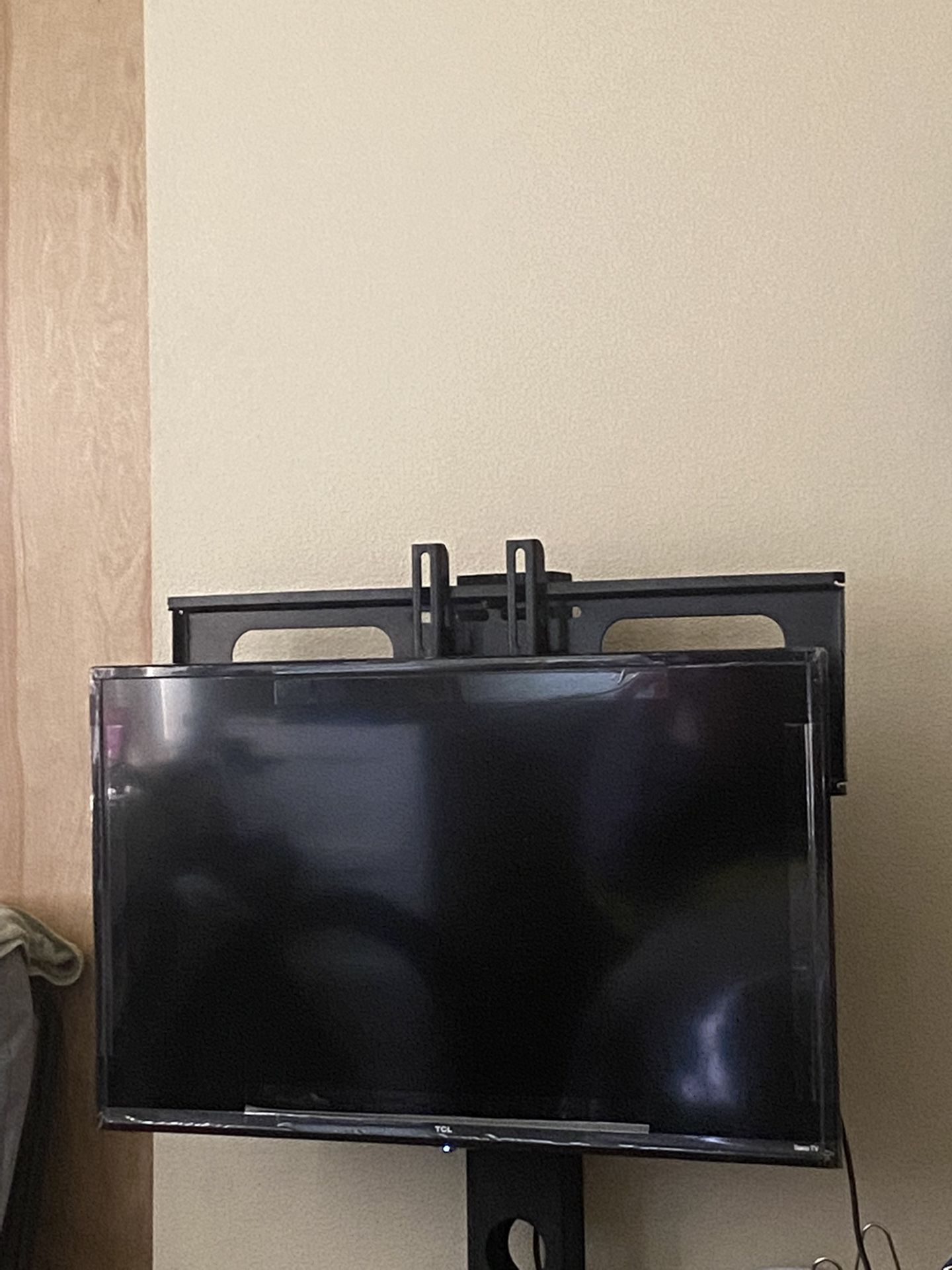 TCL 32” Class 3 series HD LED smart ROKU TV