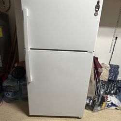 GE 21.9 Cu Ft Refrigerator 