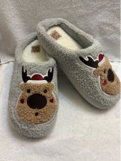 Christmas is early!  MUK LUKS Women's Size 7/8 Cozy Holiday Clog Slippers festive reindeer design.   Disclaimer: Gently used / pre-owned in good overa