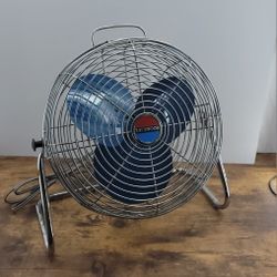 Vintage Lakewood Metal Floor Fan