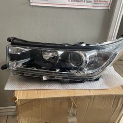 2014-2019 Toyota Highlander Left Headlight 