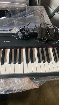 Yamaha P85 digital keyboard with pedal