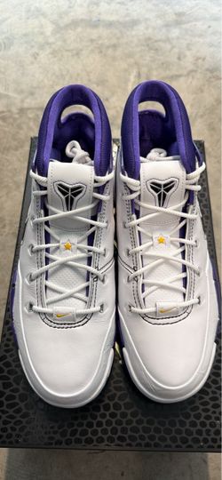 Nike Kobe Low-Top Basketball Sneakers