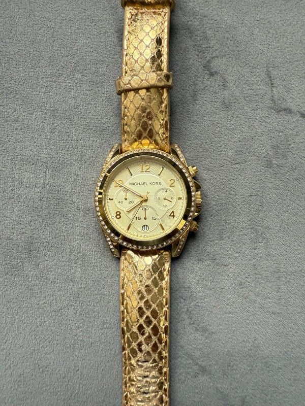 mickael kors women watch with brand new battery. (MUST SELL TODAY!)