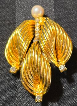 Vtg. Signed Hobe Brooch Pin Goldtone 1 faux pearl and 7 rhinestones 2"x1 1/2"