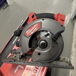 🔥 Milwaukee M18 FUEL 6-1/2” Circular Saw – Tool Only 🔥 Condition: Lightly used, fully tested, works perfectly. Comes with the original box (Tool-Onl