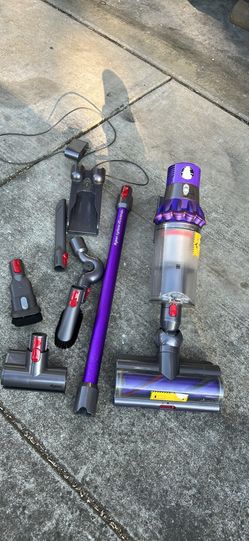 Dyson vacuum cleaner V10 with attachment good working