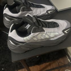  New Yeezy 700 Only Wore One Time Size 10