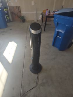 Black Tower Fan with remote