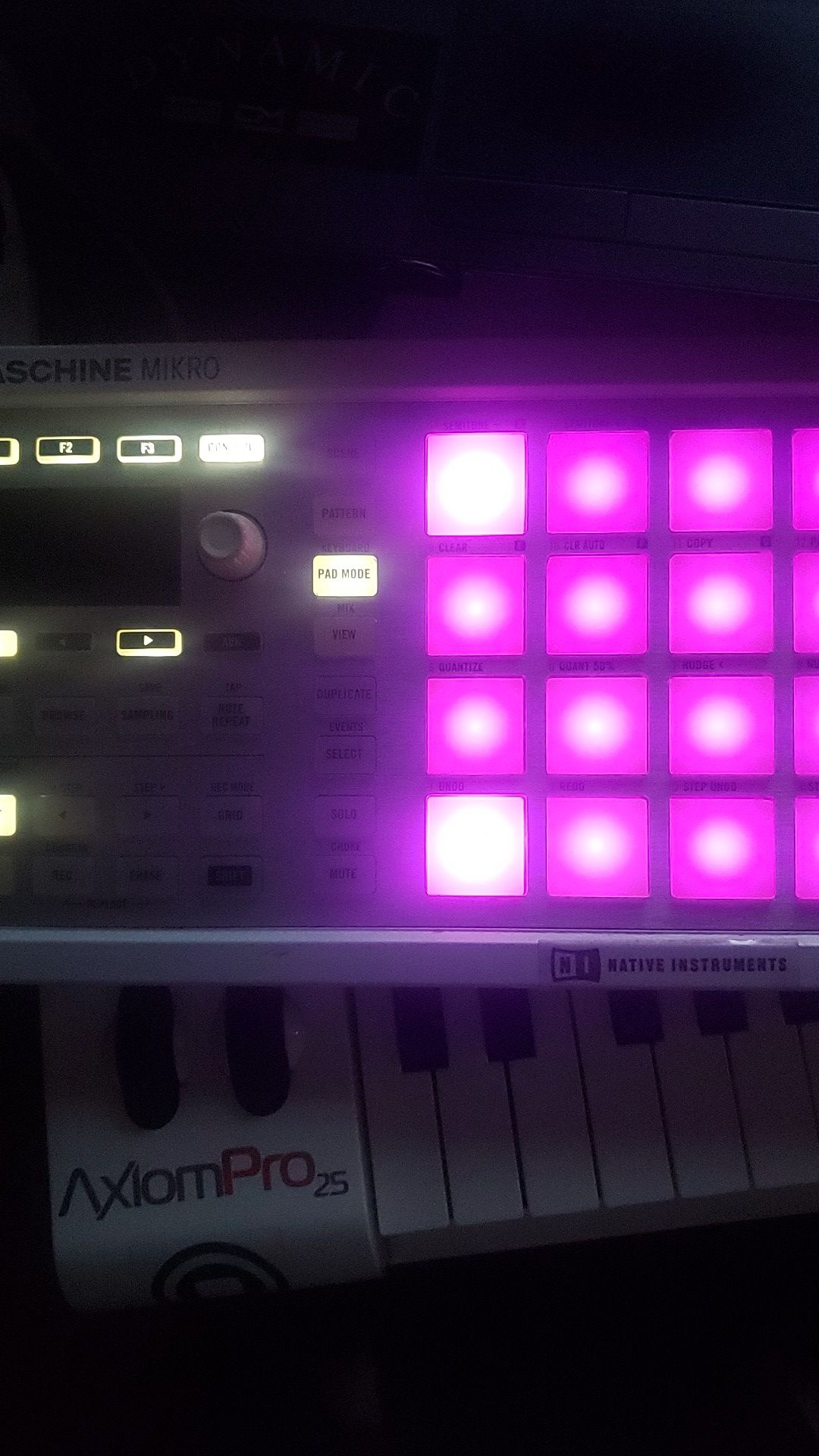 MASCHINE MIKRO MK 2$20 with WITH SOFTWARE JUST needs new screen $30