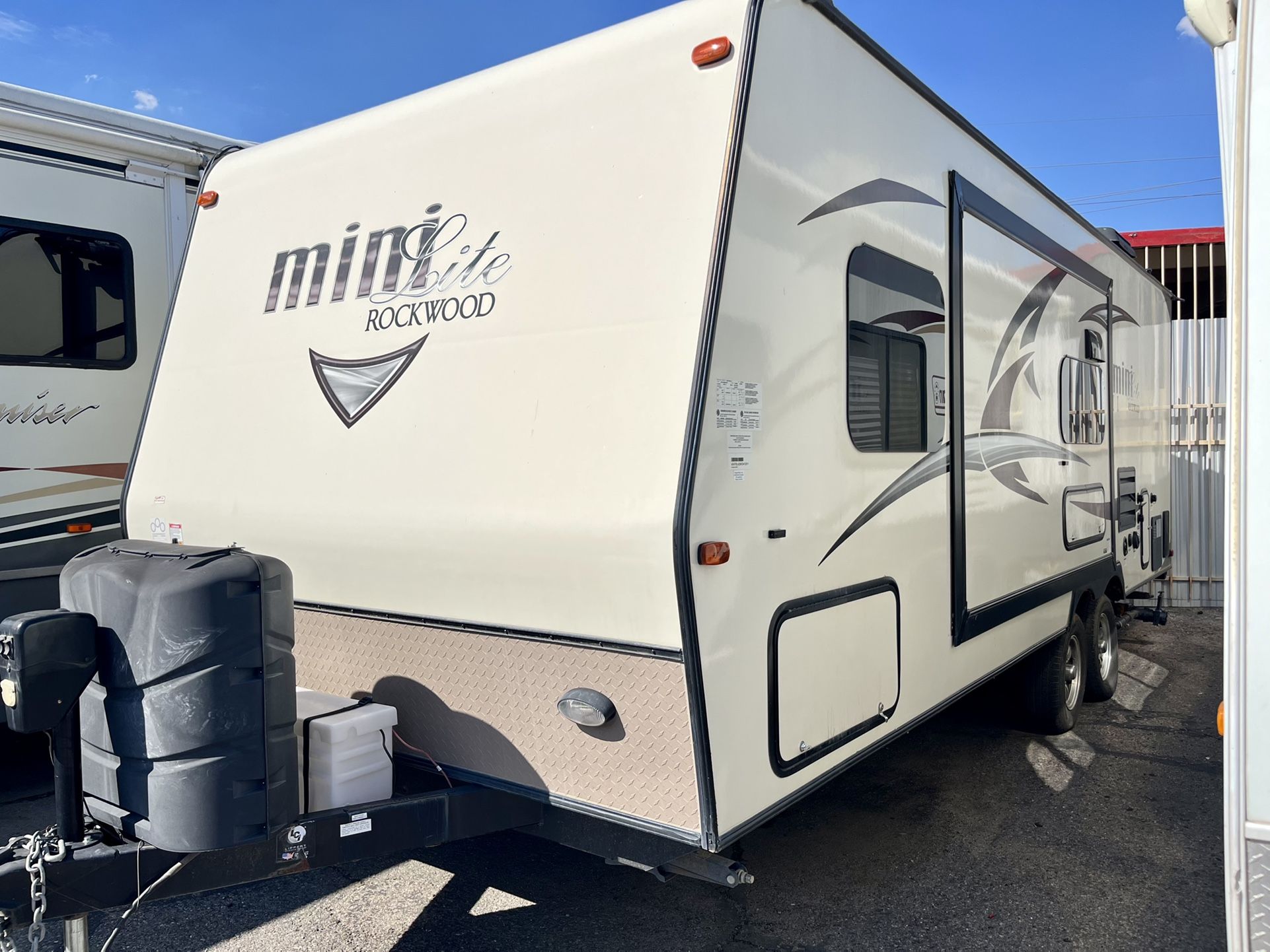 2017 rockwood mini lite 24ft travel trailer with large slide out for