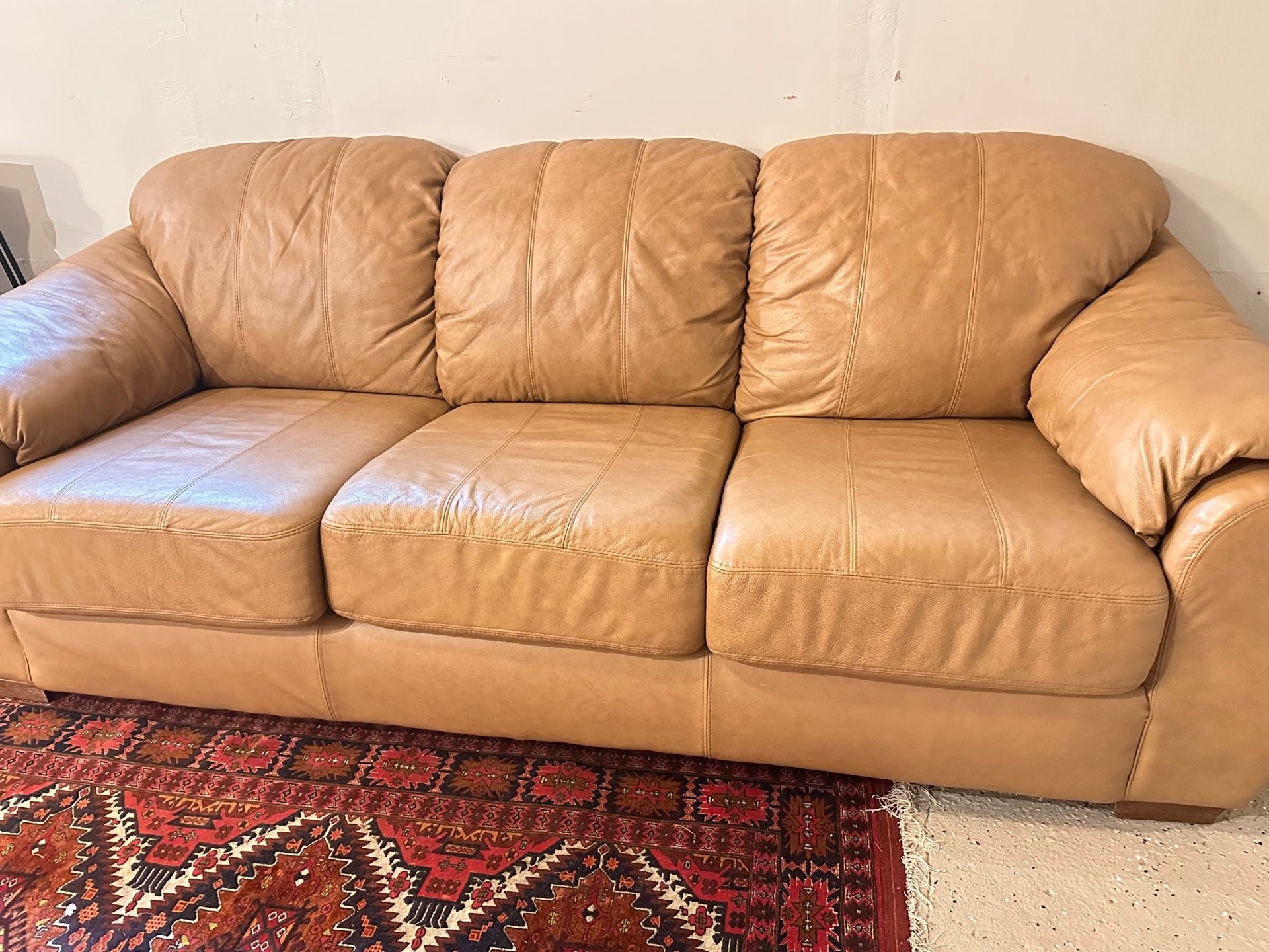 Leather couch ๐๏ธ