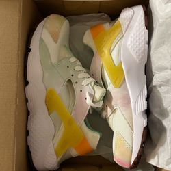 Brand new women’s nike huaraches