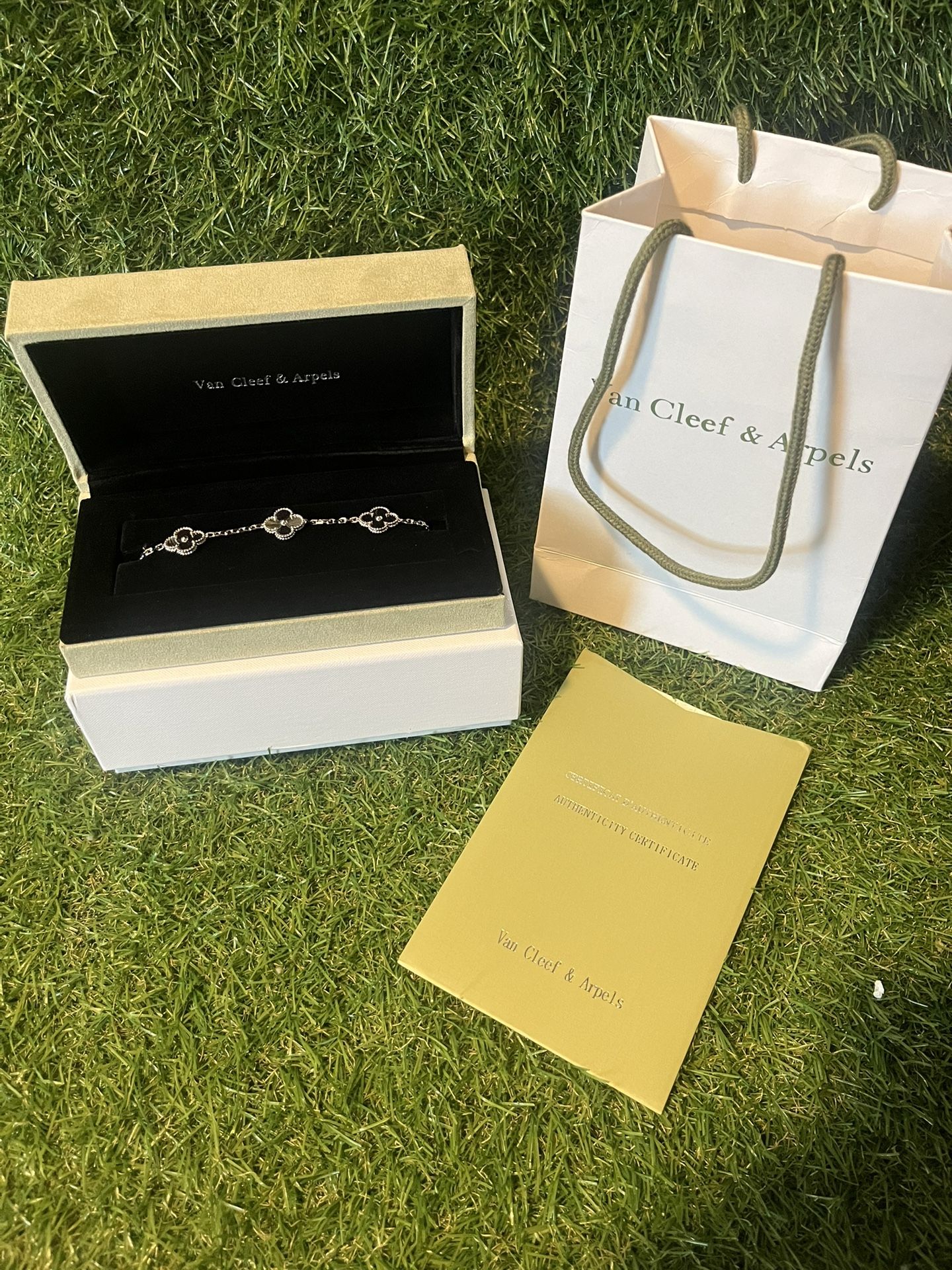 *BRAND NEW* VAN CLEEF & ARPELS CLOVER BRACELET “SILVER”