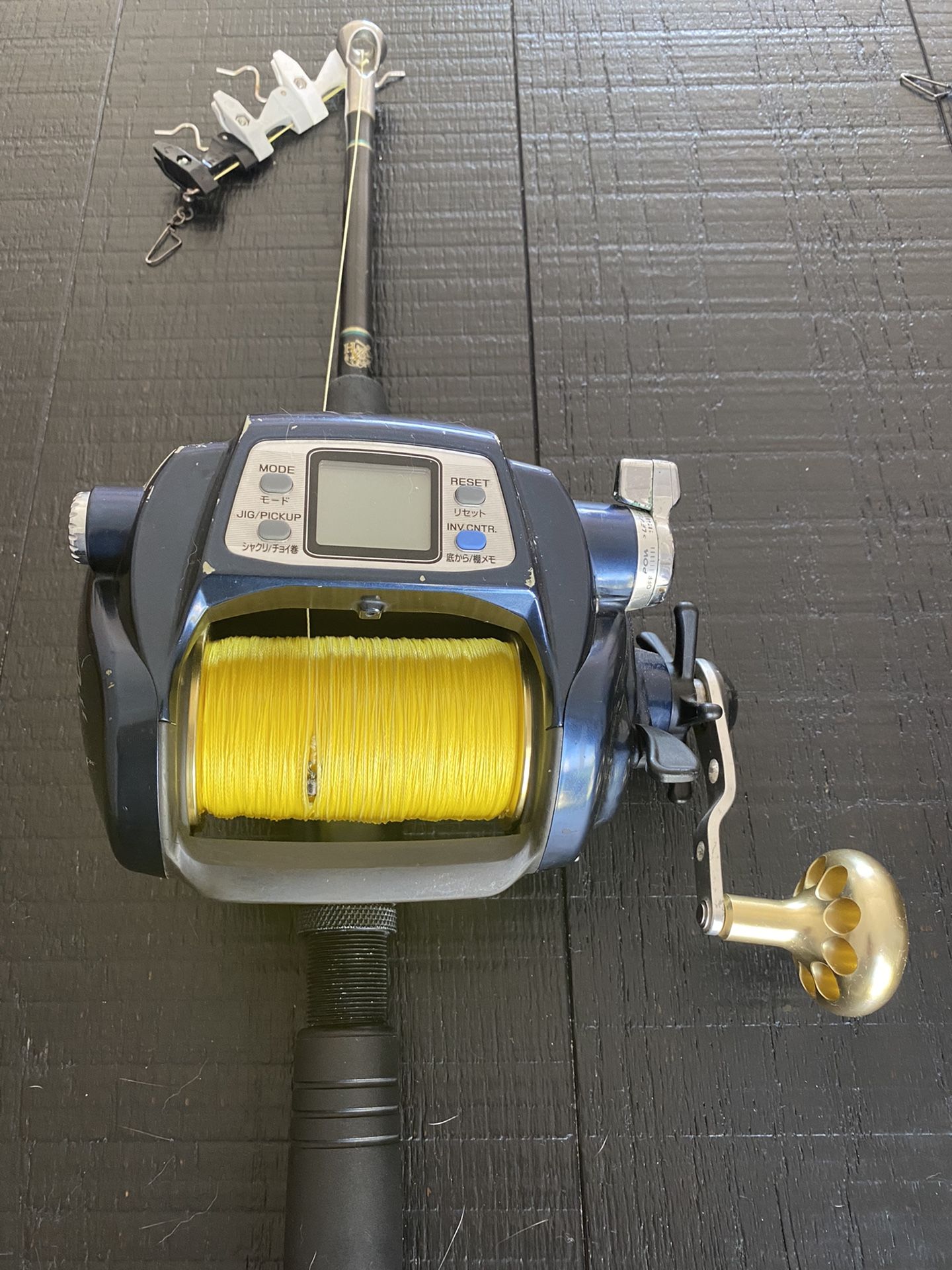 Daiwa Tanacom 1000 Electric Reel with short Hopkins Carter rod used for Kite Fishing in Florida. Letters and display in reel are in ENGLISH. Packed wi