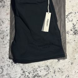 BLACK ESSENTIAL SHORTS- MEDIUM