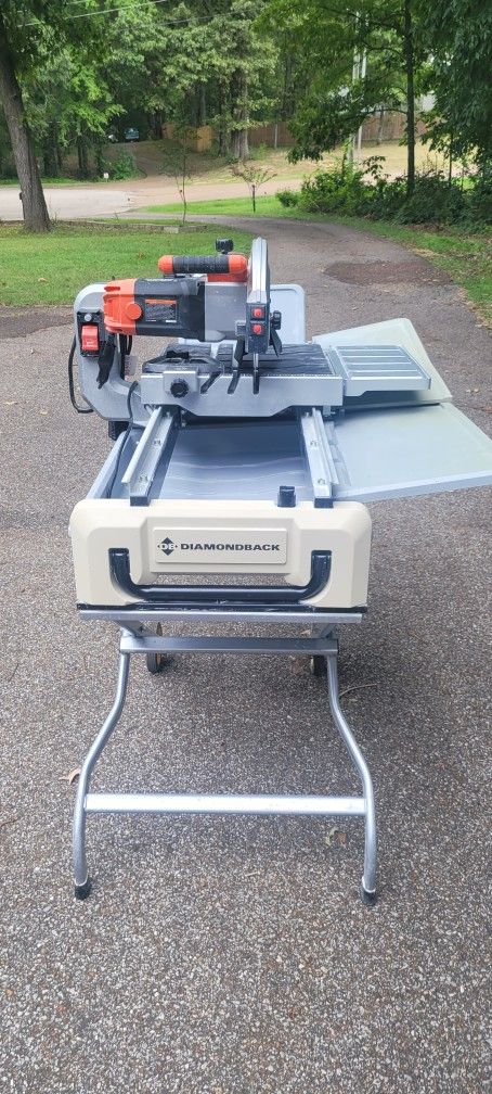 Diamondback 10" Heavy Duty Tile Saw.