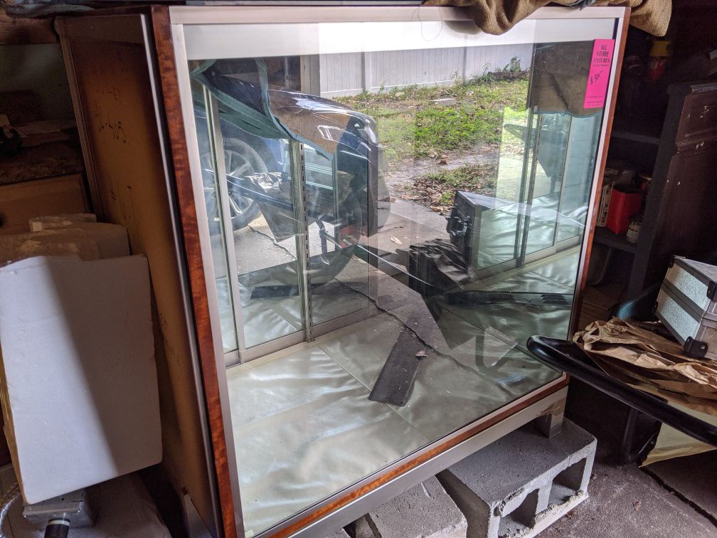 Working Lighted Store Display Cabinet Great Condition
