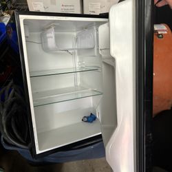 Mini fridge 
