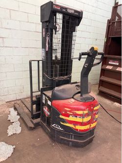 Stand up forklift/lift truck