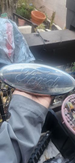 Ford emblem